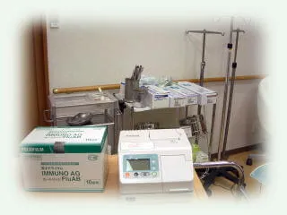 青木内科クリニックの受付 - 明るく清潔な受付カウンター