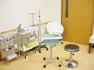 青木内科クリニックの待合室 - 広々とした待機スペース