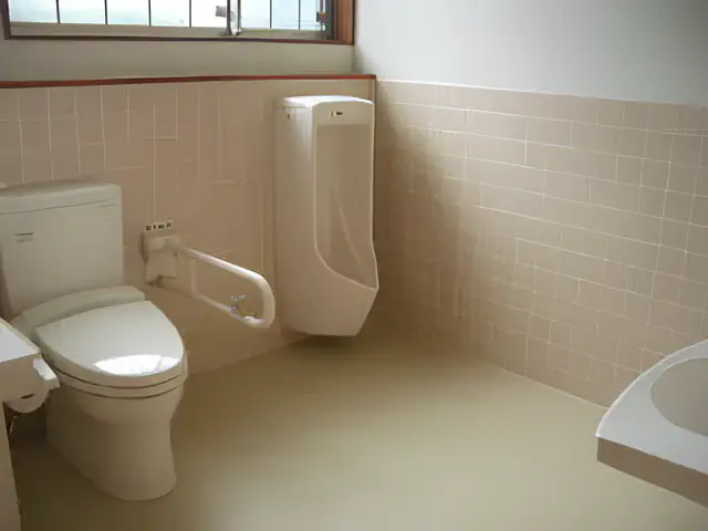 青木内科クリニックのバリアフリー設備 - 車いす対応の広々としたトイレ